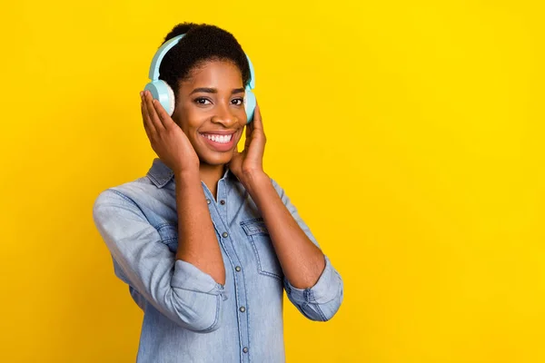 Φωτογραφία Από Θετική Ανέμελη Χέρια Πρόσωπο Αγγίζουν Ακουστικά Απολαμβάνουν Playlist — Φωτογραφία Αρχείου