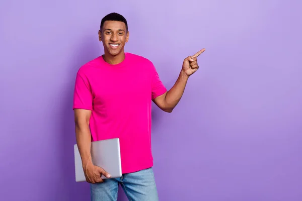 Portret Miłego Pozytywnego Zadowolonego Człowieka Blada Fryzura Różowy Shirt Trzymać — Zdjęcie stockowe