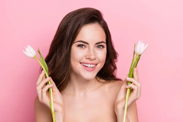 Portrét Atraktivní Veselá Dívka Drží Ruce Bílé Tulipány Izolované Přes — Stock fotografie