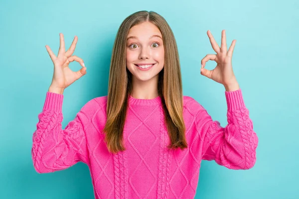 Portret Zdjęcie Młody Słodkie Nastolatek Pokazując Okey Znak Wszystko Fajne — Zdjęcie stockowe