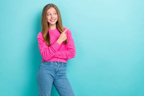 年轻漂亮可爱的女孩穿着粉色毛衣牛仔指尖的照片 看上去很像一个在青色背景下被隔离的有趣的广告 — 图库照片