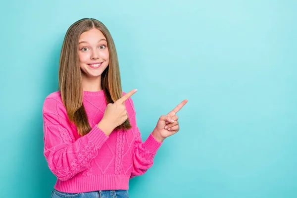 楽観的なおもちゃの女の子のストレートヘアスタイルの写真は 青の色の背景に隔離された空のスペースを示すピンクのニットセーターを着用 — ストック写真