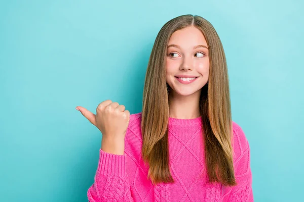 Zdjęcie Optymistyczne Zadowolony Dziewczyna Prosta Fryzura Nosić Różowy Sweter Dzianina — Zdjęcie stockowe