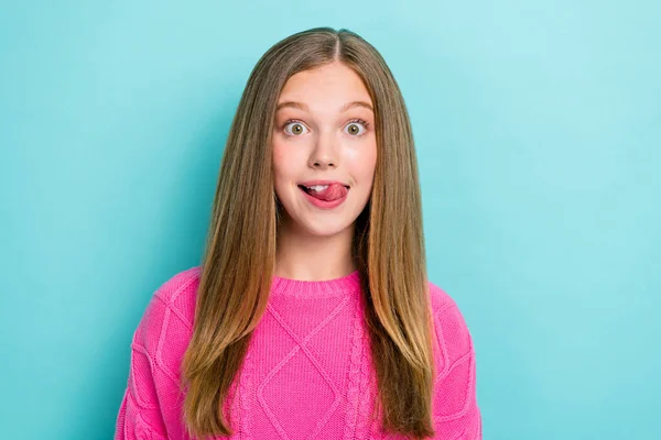 明るい印象の女の子の写真ストレートヘアスタイルは ピンクニットセーター舌なめる歯を青い色の背景に隔離 — ストック写真