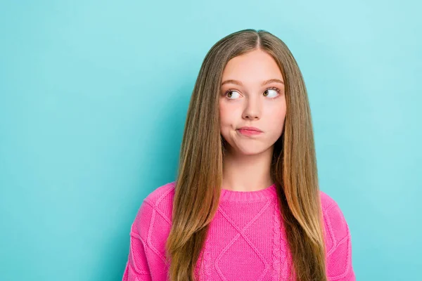 ストレートの髪型と不確かな思慮深い女の子の写真ピンクのニットセーターを身に着けている空のスペースは青の色の背景に孤立見えます — ストック写真