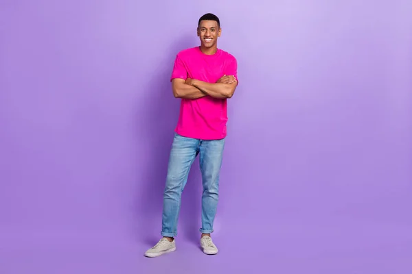 正の男性の完全な長さの写真は トレンディーなピンクの服の腕を身に着けている紫色の背景に隔離された空のスペース — ストック写真