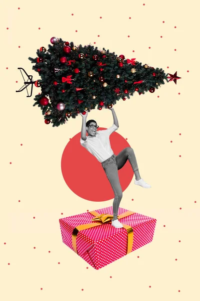 正面满足的上帝心情的垂直创造性拼贴照片 男人头顶挂着从米色背景分离出来的圣诞树 — 图库照片