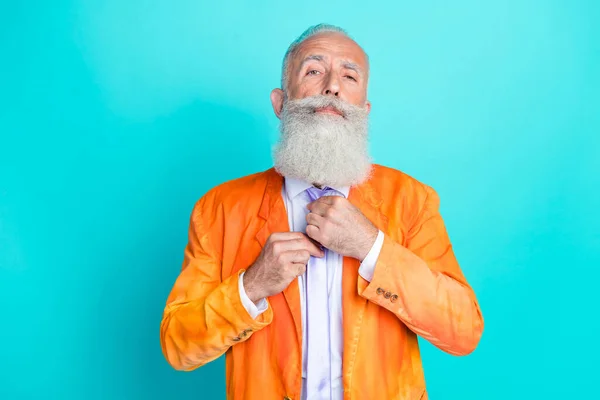 自信を持ってクールな年金受給者の男の写真ネオンオレンジジャケット調整ネクタイ準備日孤立したティール色の背景 — ストック写真
