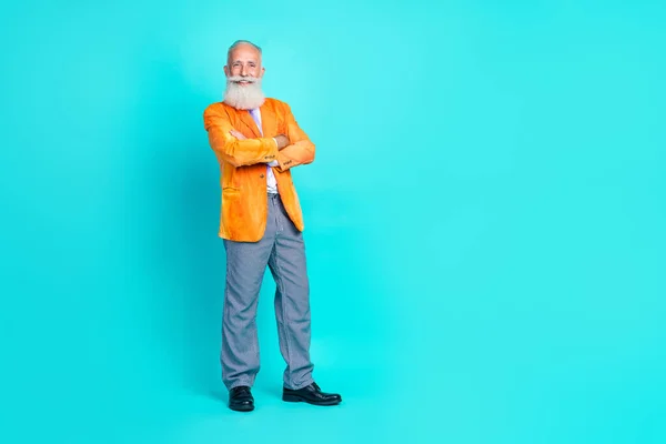全长照片的漂亮有趣的退休人员穿着霓虹灯橙色夹克手臂交叉空旷的空间孤立的茶色背景 — 图库照片