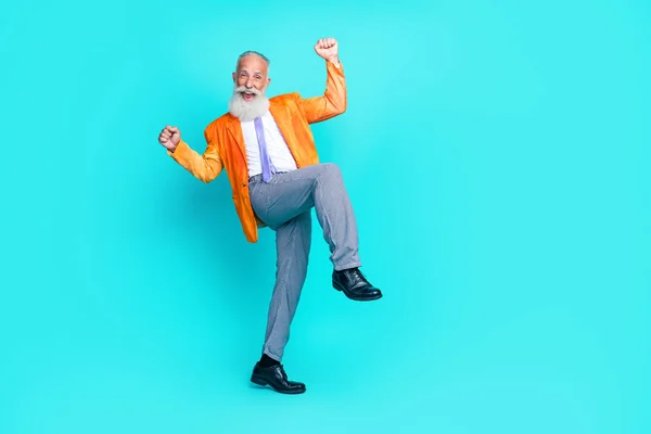 Helkroppsporträtt Överlycklig Glad Glad Glad Åldrad Person Höja Nävarna Ropar — Stockfoto