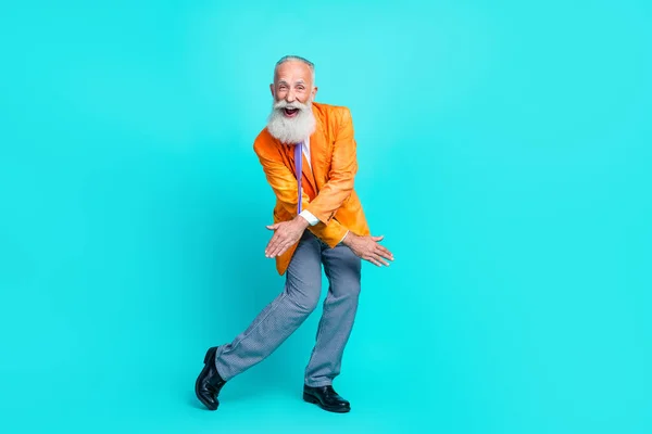 Full Längd Foto Imponerad Positiv Pensionerad Man Klädd Ljus Orange — Stockfoto