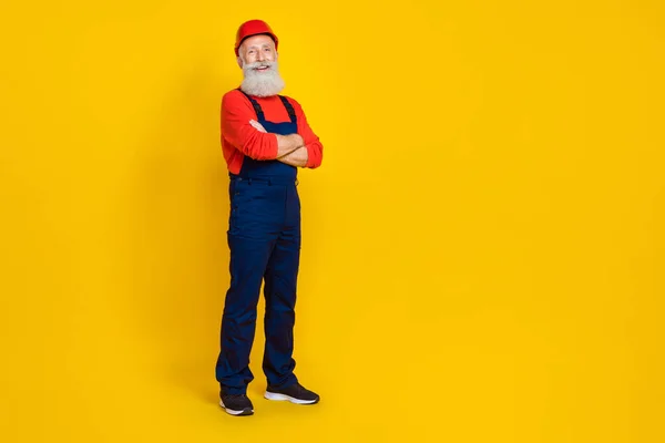 Tam Boy Fotoğraf Pozitif Neşeli Emekli Adam Inşaatçı Uzun Sakallı — Stok fotoğraf