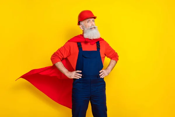 Kendine Güvenen Havalı Üniformalı Kırmızı Manto Giymiş Yaşlı Bir Adamın — Stok fotoğraf
