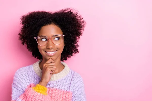 분홍색 배경에 고립된 새로운 아이디어 광고를 흉내내는 안경을 스러운 소녀의 — 스톡 사진