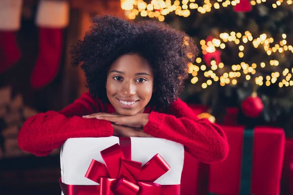 Porträt Des Fröhlichen Positiven Kleinen Mädchen Toothy Smile Neujahr Geschenkbox — Stockfoto