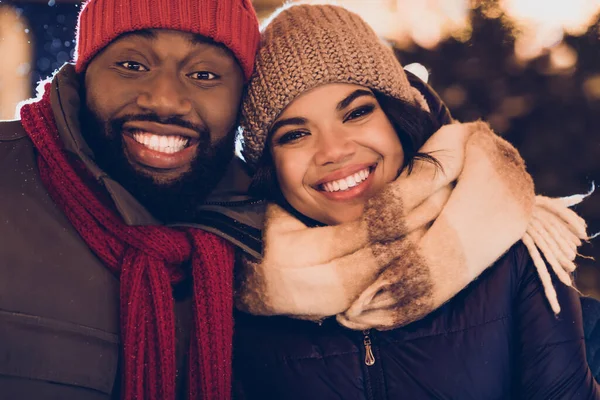 魅力的な陽気なカップルの肖像は 暖かい服を着て楽しみを持っています結合ロマンス時間街を散歩屋外 — ストック写真