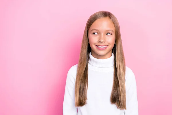 Φωτογραφία Του Θετικού Κοριτσιού Ακτινοβολούν Χαμόγελο Ντυμένο Λευκό Μοντέρνα Πουλόβερ — Φωτογραφία Αρχείου