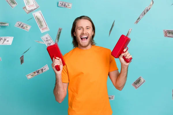 Photo Impressed Attractive Guy Dressed Orange Shirt Winning Cash Screaming — Stock Photo, Image