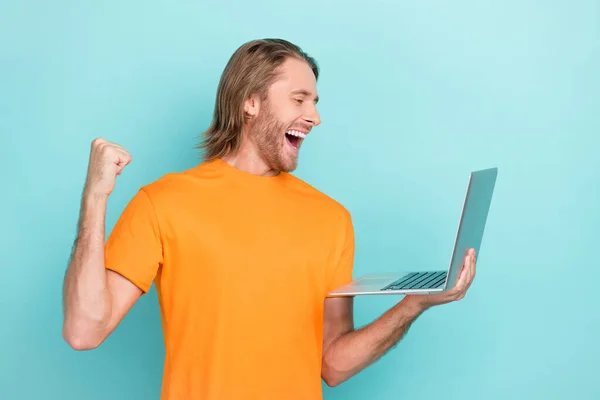Foto Hombre Afortunado Positivo Usar Camiseta Naranja Leyendo Gadget Moderno — Foto de Stock