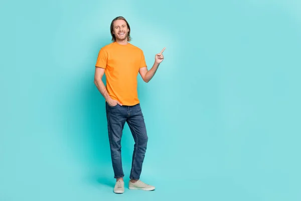 Plná Délka Fotografie Veselý Roztomilý Muž Nosit Oranžové Tričko Ukazující — Stock fotografie