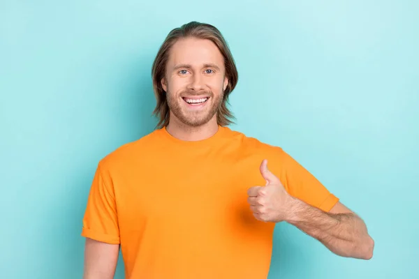 Foto Ung Attraktiv Stilig Man Bära Orange Shirt Visar Tummen — Stockfoto