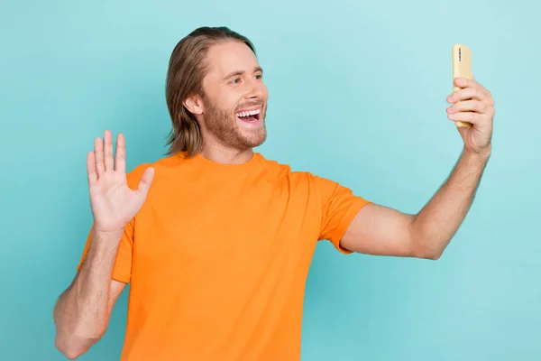 Turuncu Tişörtlü Tatlı Bir Adamın Fotoğrafı Adı Modern Alet Sallayan — Stok fotoğraf