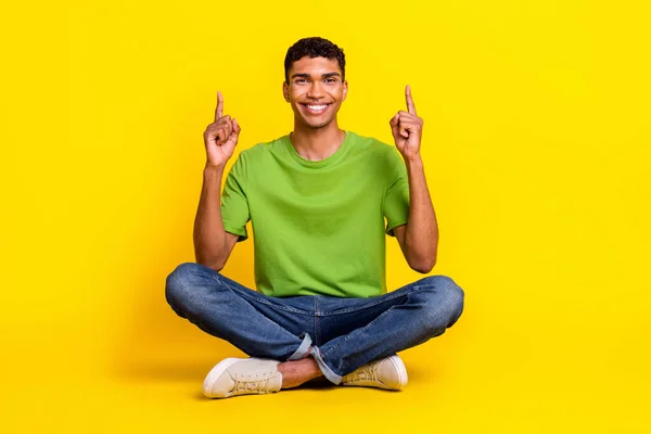 Yeşil Tişörtlü Mutlu Pozitif Bir Adamın Tam Boy Fotoğrafı Bacak — Stok fotoğraf