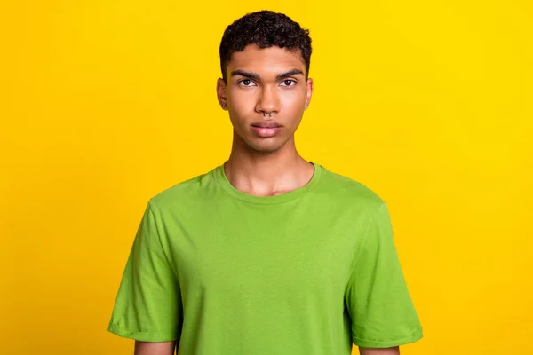 Sakin Odaklı Genç Adamın Fotoğrafı Sarı Arka Planda Izole Edilmiş — Stok fotoğraf