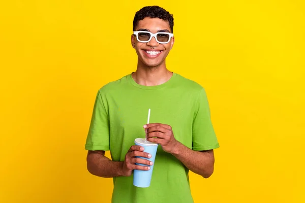 Porttrait Foto Joven Hombre Sonriente Atractivo Positivo Usar Gafas Blancas — Foto de Stock