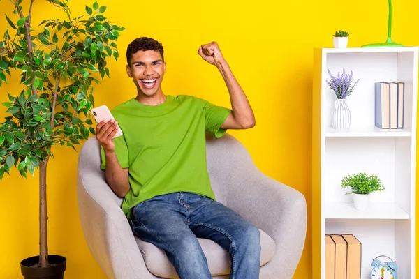 Foto Cara Sortudo Engraçado Desgaste Verde Shirt Sentado Cadeira Levantando — Fotografia de Stock