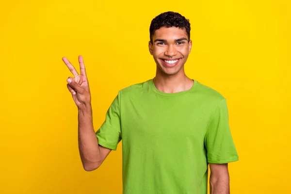Портрет Позитивної Відвертої Людини Блищить Пальцями Рук Посмішки Демонструє Знак — стокове фото