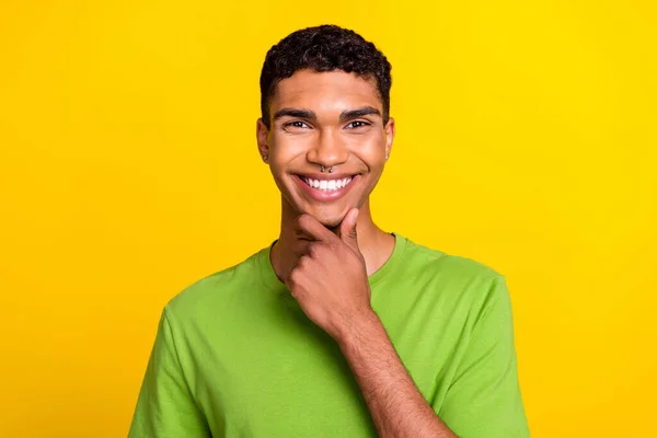 Zdjęcie Pozytywnie Myślący Człowiek Promieniejące Uśmiech Ręka Dotyk Podbródek Izolowany — Zdjęcie stockowe