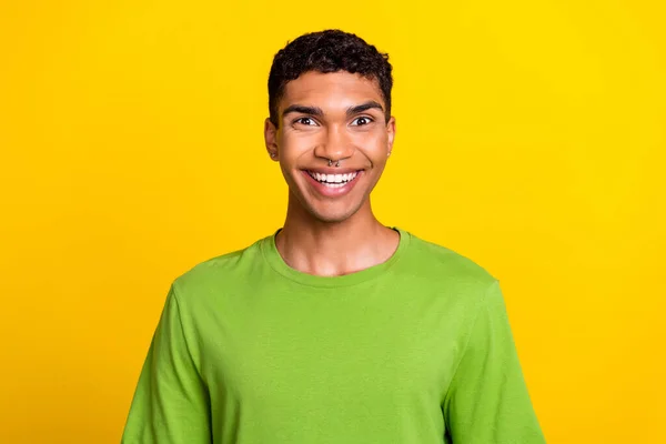 Tatmin Olmuş Şaşkın Gülümseyen Kişinin Fotoğrafı Sarı Arka Planda Iyi — Stok fotoğraf