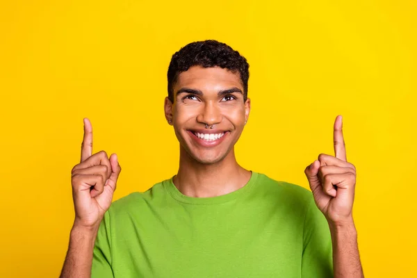 Retrato Pessoa Positiva Irradiando Sorriso Olhar Dedos Diretos Para Cima — Fotografia de Stock