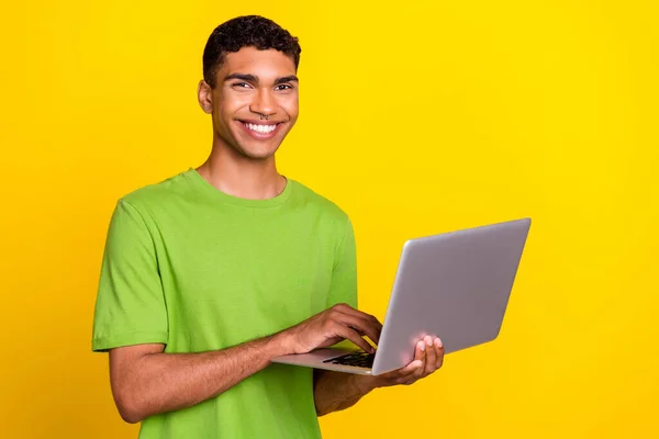 Foto Joven Atractivo Guapo Sonriente Feliz Hombre Mantenga Programador Portátil — Foto de Stock