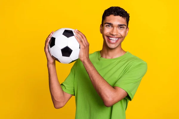 Портрет Задоволеного Чоловіка Посмішкою Руки Тримає Футбол Ізольовано Жовтому Кольорі — стокове фото