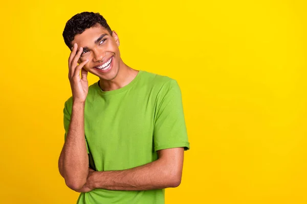 Yakışıklı Genç Adamın Dokunuşunun Fotoğrafı Gülümse Boş Uzay Giysisi Sarı — Stok fotoğraf
