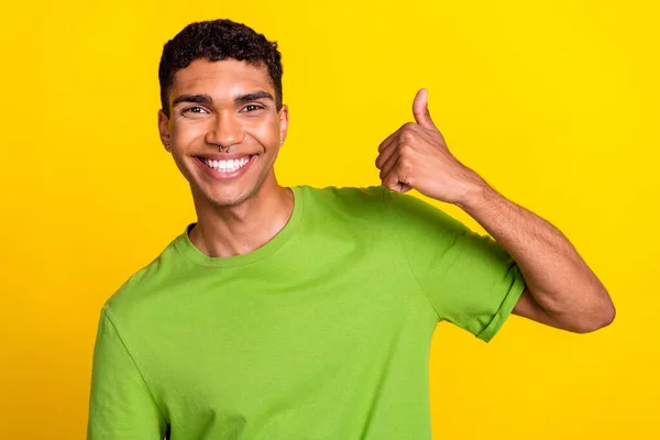 英俊潇洒的年轻男子面带微笑的照片肖像显示出大拇指向上的正面反馈穿黄色背景的时髦绿色衣服 — 图库照片