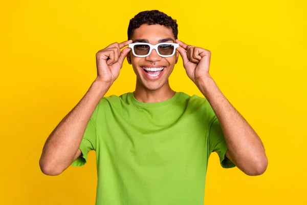 Portret Zdjęcie Młodego Atrakcyjnego Uśmiechniętego Studenta Wypróbowującego Nowe Okulary Letnie — Zdjęcie stockowe