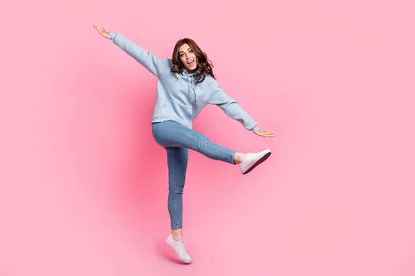 Teljes Méretű Fotó Túlfűtött Elégedett Lány Jumping Hangulat Elszigetelt Rózsaszín — Stock Fotó
