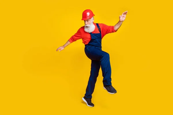 Foto Positiva Funky Ålder Man Arbetskläder Övergripande Röd Hatt Dans — Stockfoto