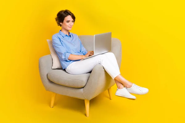 かわいいです光沢のある女性の完全な長さの写真はブルーシャツを着用作業現代的なデバイス孤立黄色の背景 — ストック写真