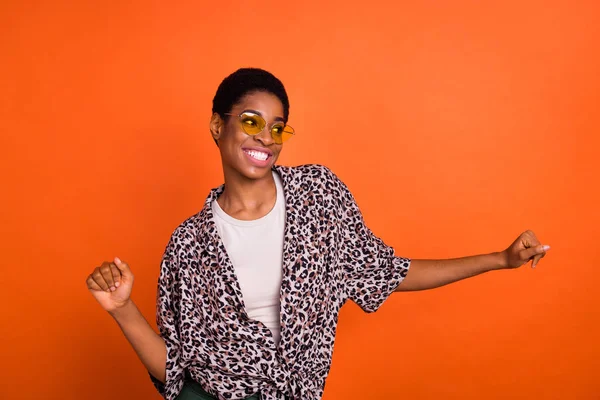 Gözlüklü Neşeli Kızın Portresi Dans Ediyor Turuncu Renkli Arka Planda — Stok fotoğraf