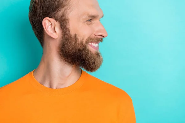 Profil Foto Roligt Skägg Kille Ser Marknadsföring Bära Orange Shirt — Stockfoto