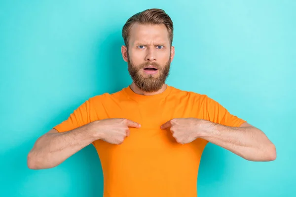 Porträtt Stilig Missnöjd Kille Med Blond Frisyr Bära Orange Shirt — Stockfoto