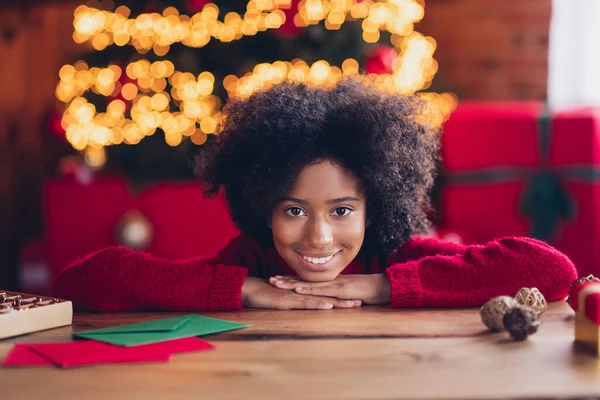 Retrato Adorable Alegre Colegiala Sonrisa Dentada Disfrutar Navidad Festiva Casa —  Fotos de Stock