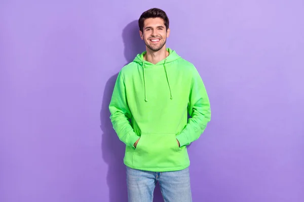 Zdjęcie Pozytywne Wesoły Uśmiechnięty Młody Hipster Człowiek Nosić Jasny Zielony — Zdjęcie stockowe