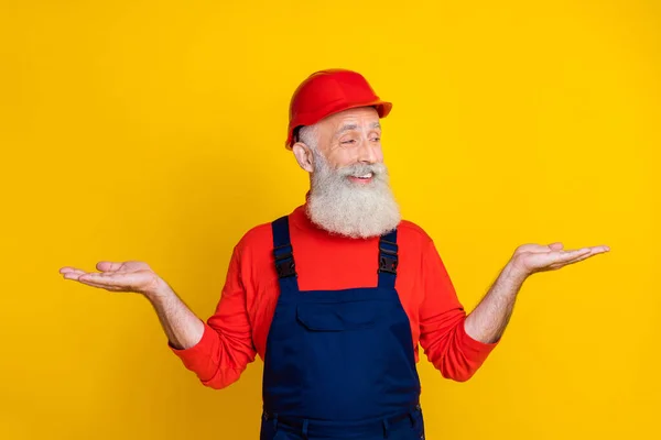 Foto Von Fröhlichen Positiven Alter Mann Arbeitskleidung Insgesamt Roten Hut — Stockfoto