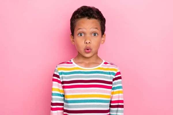 Zdjęcie Portret Zdumionego Ucznia Latynoski Mały Chłopiec Wstrząśnięty Twarz Patrząc — Zdjęcie stockowe