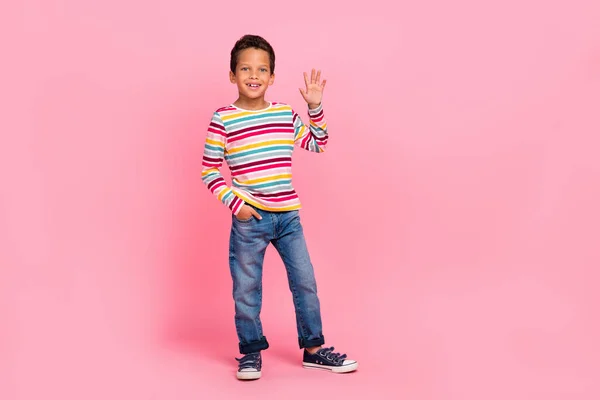 긍정적 줄무늬 셔츠를 분홍색 배경에 고립된 웨이브 야자수를 — 스톡 사진